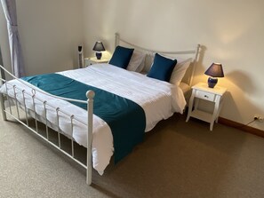 Habitación doble Deluxe | Minibar, escritorio, espacio para trabajar con laptop y wifi gratis 