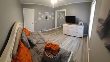 3 bedrooms, in-room safe, desk, iron/ironing board