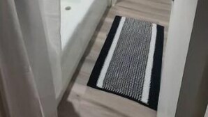Un baño con bañera, ducha e inodoro.