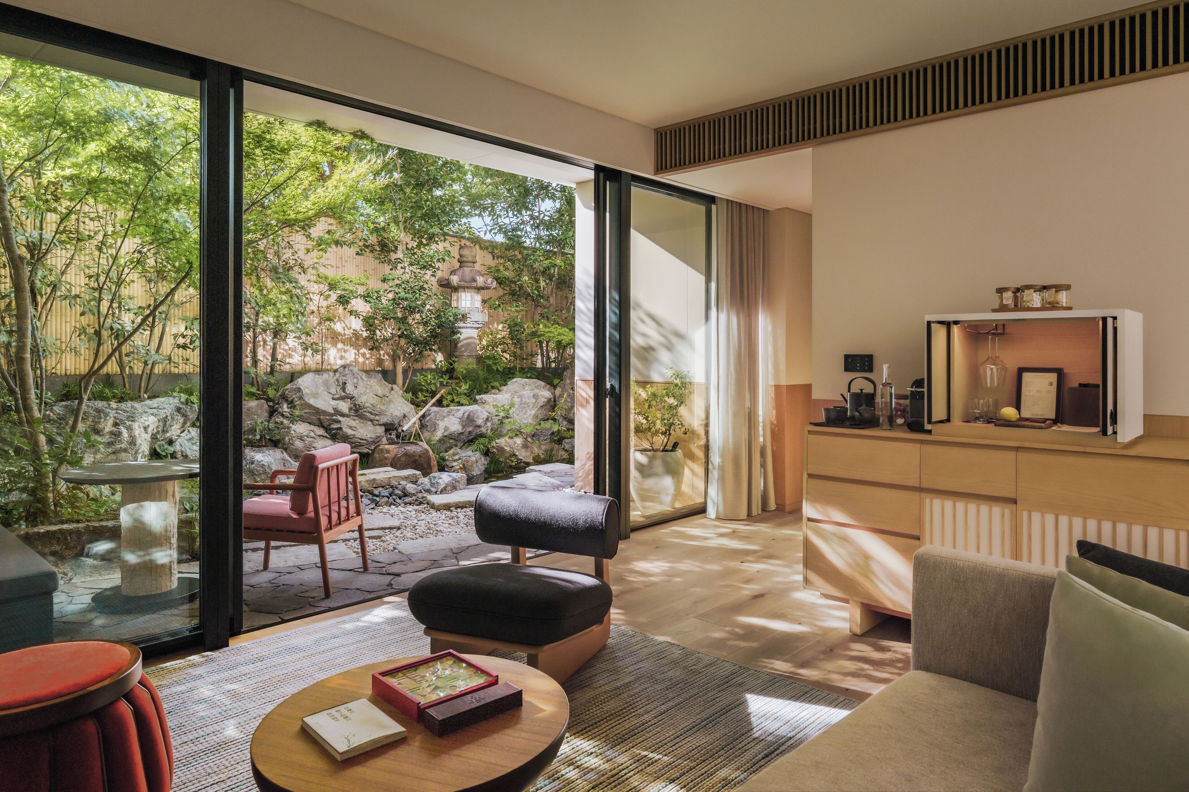 Suite Premier, 1 cama King size, vista al jardín | Área de sala de estar | Televisión LCD de 55 pulgadas con canales vía satélite 
