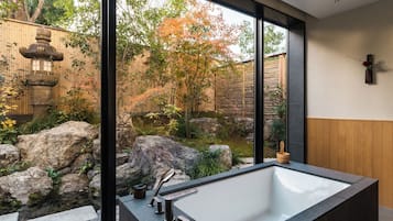 Suite « Premier », 1 trÚs grand lit, vue jardin | Salle de bain