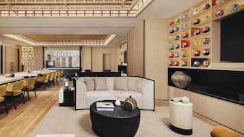 Una sala moderna con sofá, mesa de centro y un expositor de objetos decorativos.