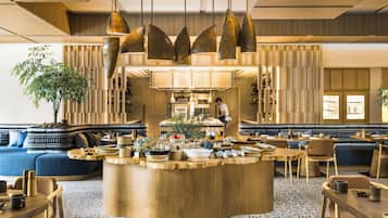 Petit déjeuner buffet (7000 JPY par personne)