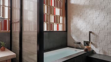 Tina con regadera, amenidades de baño ecológicas, secadora de cabello