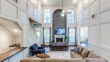 Smart TV, caminetto, libri, impianto stereo