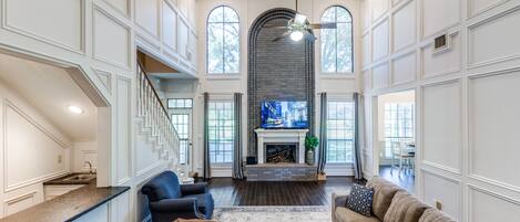 Smart TV, chimenea, libros y estéreo