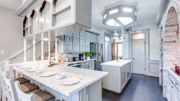 冰箱、微波炉、烤箱、炉灶