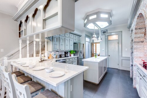 Spacious -5 bed-5ba Golf Course - Lake Access - Pet Friendly - Long-Term Stays  