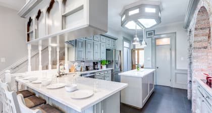 Spacious -5 bed-5ba Golf Course - Lake Access - Pet Friendly - Long-Term Stays