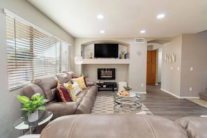Living area - Heated Pool | King Bed | Firepit | Work Station (Casa Grande)