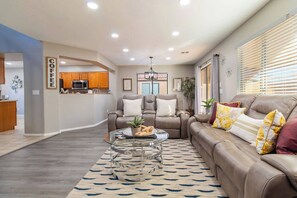 Living area - Heated Pool | King Bed | Firepit | Work Station (Casa Grande)