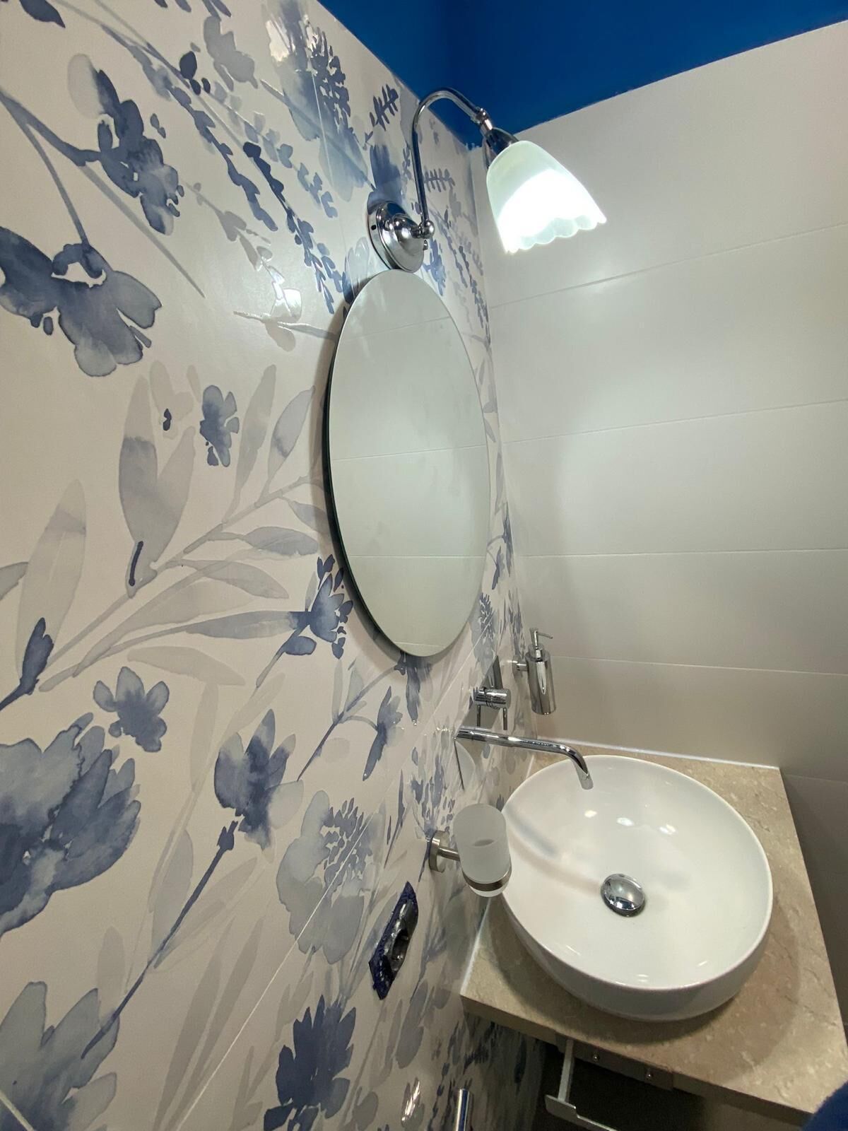 Une salle de bain avec des toilettes, un lavabo et une douche.