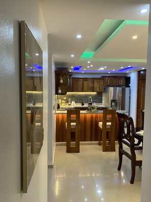 Køleskab, mikrobølgeovn, ovn, kogeplade