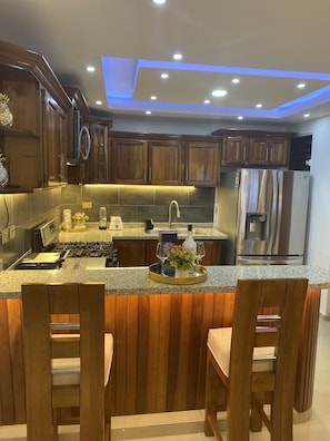 Refrigerador, microondas, horno y parrilla de estufa