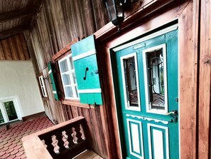 Exterior detail - Ferienwohnung Nusseckerl, 42 qm Obergeschoss, Kombinierter Wohn- und Schlafraum (Halfing)