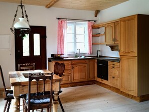 Fridge, oven, stovetop, coffee/tea maker - Ferienwohnung Nusseckerl, 42 qm Obergeschoss, Kombinierter Wohn- und Schlafraum (Halfing)
