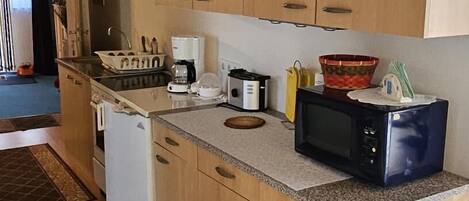 Køleskab, mikrobølgeovn, ovn, kaffe-/temaskine