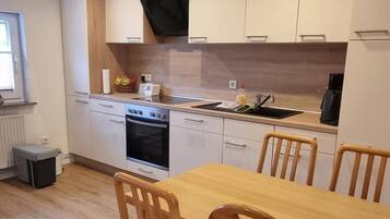 Kühlschrank, Mikrowelle, Ofen, Geschirrspüler