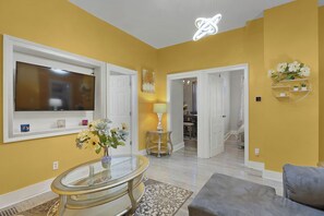 Een smart-tv en een open haard