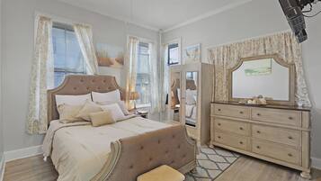 3 bedrooms, in-room safe, desk, iron/ironing board