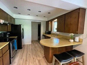 Fridge, oven, stovetop, dishwasher - Aspen Grove Retreat (Victor)