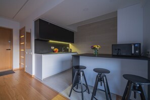 Condo Deluxe | Bếp riêng | Lò vi sóng, bếp nấu, dụng cụ nấu nướng/bát dĩa/dao nĩa 