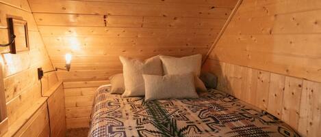 Travel cot, free WiFi, bed sheets