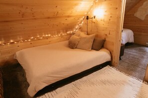 Cuna de viaje, wifi gratis y ropa de cama 