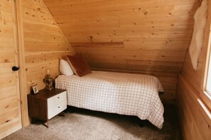 Travel cot, free WiFi, bed sheets