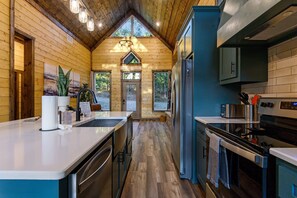 Fridge, microwave, oven, stovetop - Romantic Cabin Hideout-Spa-Swing Chairs-EV Charger (Broken Bow)