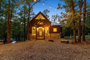Exterior - Romantic Cabin Hideout-Spa-Swing Chairs-EV Charger (Broken Bow)
