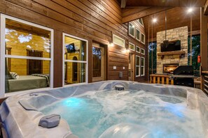 Outdoor spa tub - Romantic Cabin Hideout-Spa-Swing Chairs-EV Charger (Broken Bow)