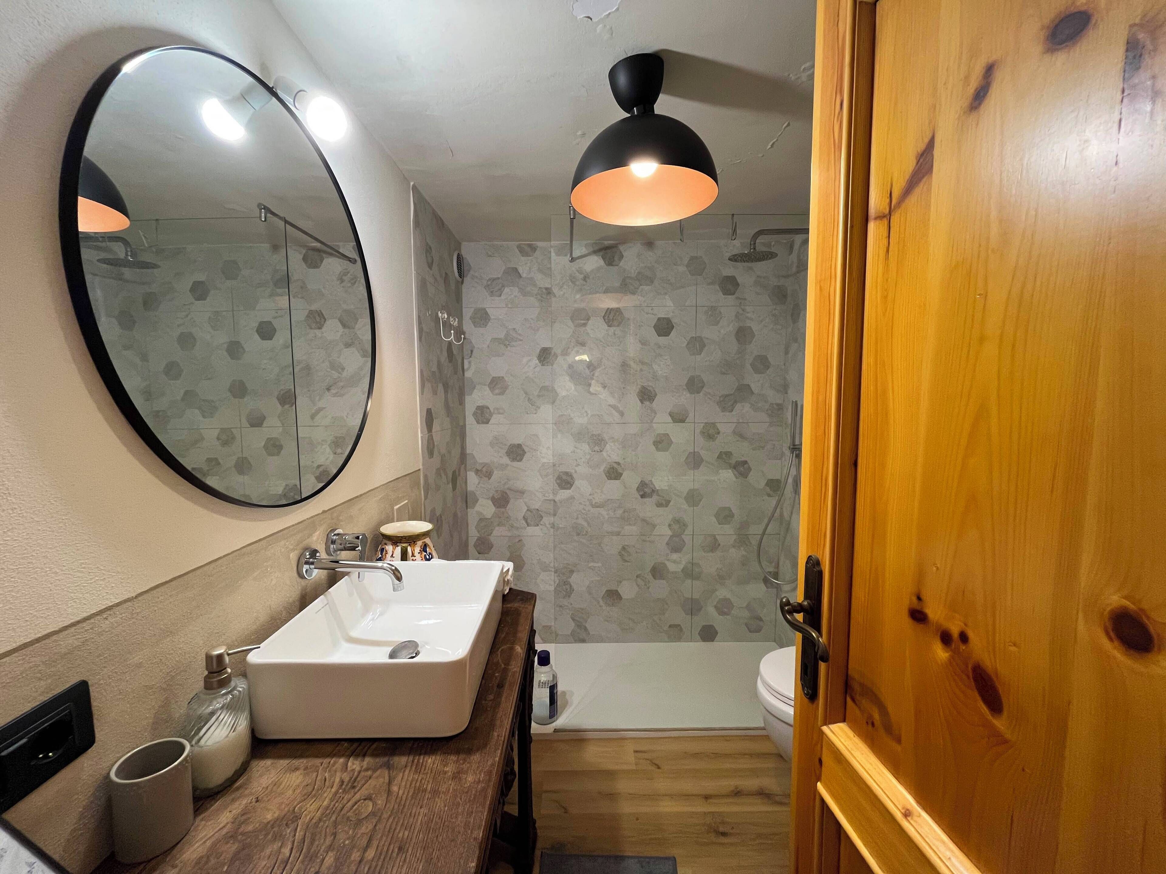 Dusche, Haartrockner, Bidet, Handtücher