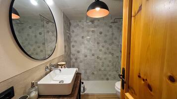Dusche, Haartrockner, Bidet, Handtücher