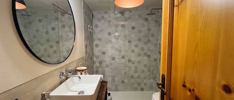 Shower, hair dryer, bidet, towels