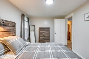 2 bedrooms, iron/ironing board, WiFi, bed sheets - Central Auburn Apartment w/ Porch: Pets Welcome! (Auburn)