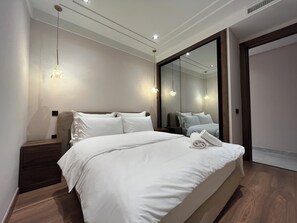 Escritorio, sistema de insonorización y tabla de planchar con plancha