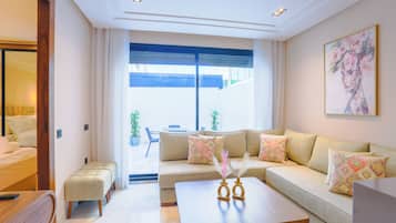 Appartement Supérieur, 1 grand lit | Coin séjour | Télévision à écran plat de 50 pouces avec chaßnes par satellite