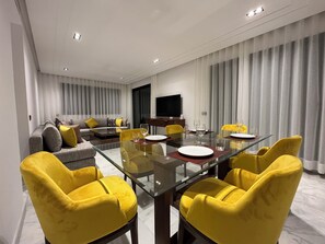 Televisión de pantalla plana, películas con cargo