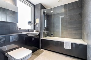 Dusche, Haartrockner, Handtücher