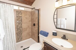 Cabaña, 2 habitaciones | Baño | Regadera, amenidades de baño gratuitas, secadora de cabello, toallas