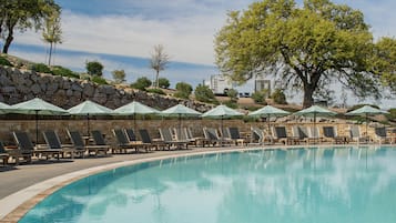 2 piscinas externas, funciona das 9h às 21h, barracas, guarda-sóis