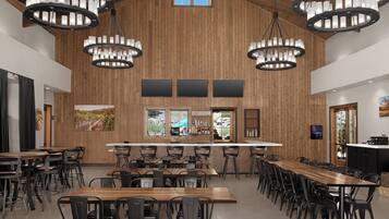 Lunsj og middag serveres, utsikt mot bassenget