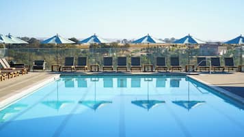 2 buitenzwembaden, zwembadcabana's (toeslag) en parasols bij het zwembad