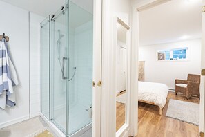 Shower, towels, toilet paper - Maison de Charme à Mont-tremblant à Louer du 15 Décembre au 30 Avril 2024 (Mont-Tremblant)
