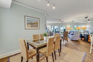 Dining - Oceanfront 2 bedroom with community pool & spa, only steps from beach (Hilton Head Island)