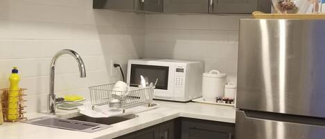 Réfrigérateur, micro-ondes, four, plaque de cuisson