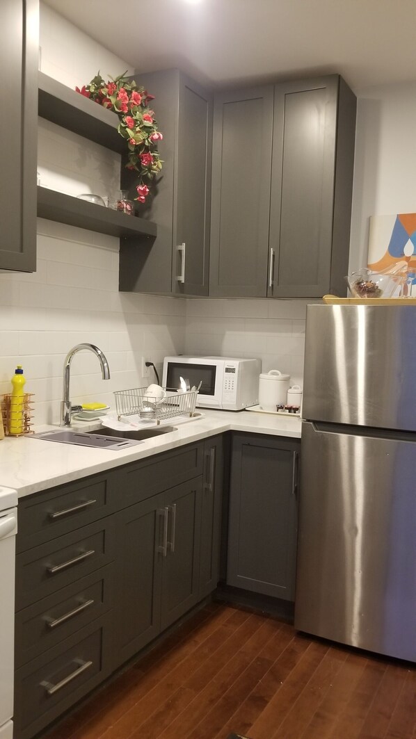 Réfrigérateur, four à micro-ondes, un four, surface de cuisson