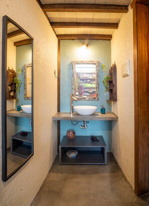 Umweltfreundliche Kosmetikartikel, Haartrockner, Handtücher, Seife