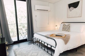 Desk, iron/ironing board, WiFi, bed sheets - The Mylo – Dreamy Stay in Walkable ATL + Rooftop (Atlanta)